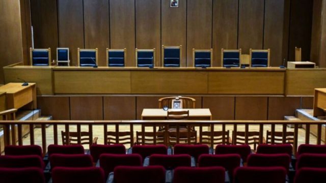 Σκηνές αλλοφροσύνης στο δικαστήριο Βόλου: 52χρονος επιτέθηκε στον αδερφό του και εμφανίστηκε ημίγυμνος ενώπιον της έδρας