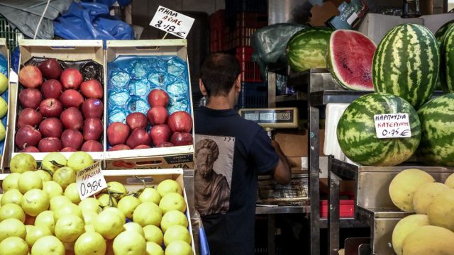 Ακρίβεια: Στα «ύψη» οι τιμές των καλοκαιρινών φρούτων – Ποιο είναι το πιο «τσιμπημένο»