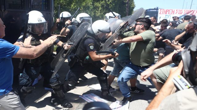 Ένταση στην Ανάβυσσο: Συγκρούσεις φοιτητών με ΜΑΤ στη Σύνοδο των Πρυτάνεων – «Κλειστή» η Αθηνών – Σουνίου