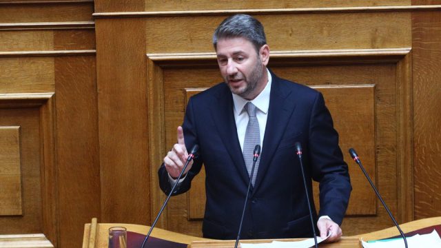 Συνεχίζει τα «καρφιά» σε Μητσοτάκη ο Ανδρουλάκης: «Είναι δειλός, εκβιάζεται από Βορίδη και Αυγενάκη»