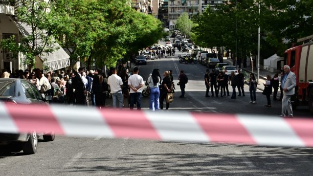 Τέλος το θρίλερ στο Γαλάτσι: Παραδόθηκε στις Αρχές ο άνδρας που ταμπουρώθηκε σε διαμέρισμα