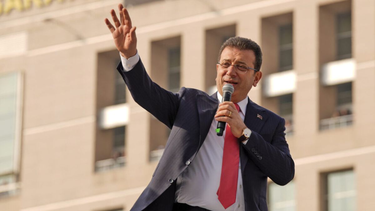 Αθώος ο Εκρέμ Ιμάμογλου – Δεν του απαγορεύεται να έχει πολιτική δράση
