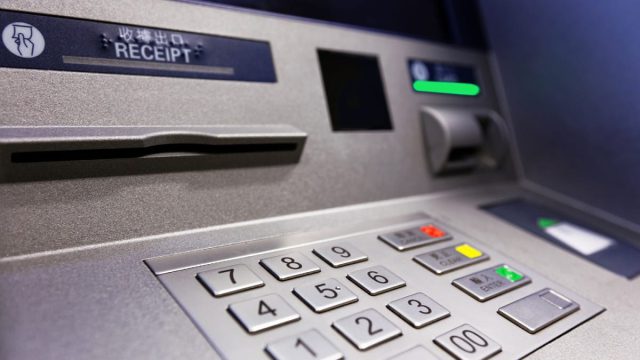 Τέλος οι χρεώσεις για αναλήψεις μετρητών: Απειλούν με απόσυρση των ΑΤΜ οι εταιρείες