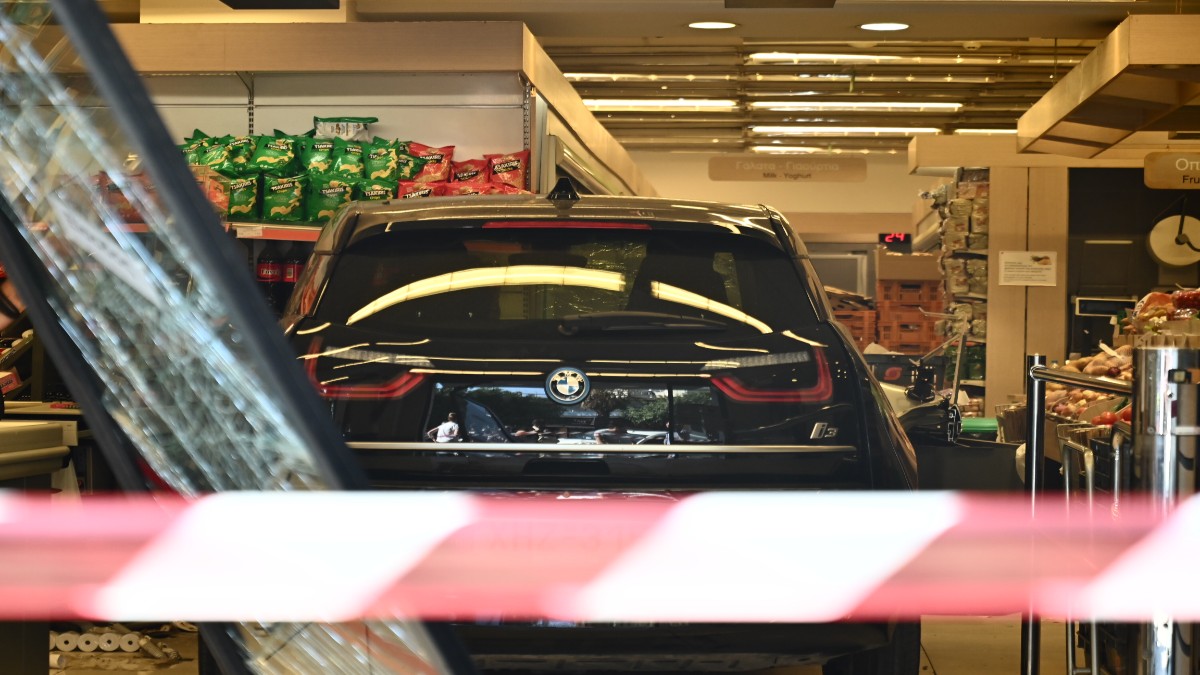Συναγερμός στη Νίκαια: Αυτοκίνητο έπεσε σε σούπερ μάρκετ – Στο νοσοκομείο τρεις τραυματίες