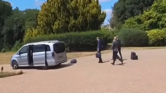 Επικό βίντεο: Το αυτοκίνητο του Μακρόν έφυγε με ανοιχτό το πορτ-μπαγκάζ και οι βαλίτσες… χάθηκαν