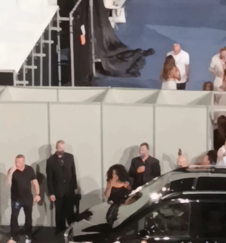 Η Diana Ross πριν φύγει αποχαιρετάει το πλήθος