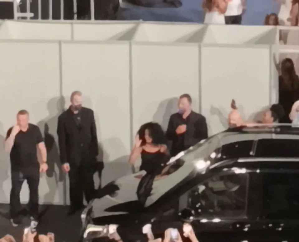 Η Diana Ross πριν φύγει αποχαιρετάει το πλήθος