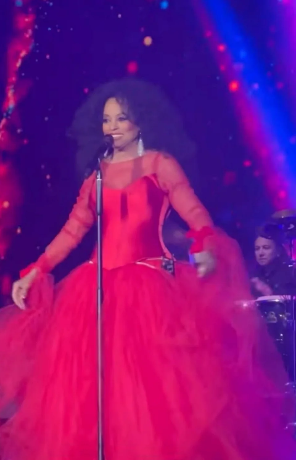 Η Diana Ross με το εντυπωσιακό κόκκινο φόρεμα