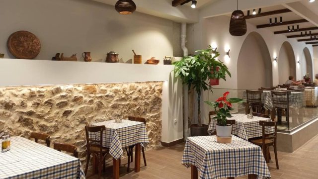 «Ο Δήμος»: Το αυθεντικό οινομαγειρείο του Παγκρατίου που ανοίγει τις πόρτες του με φρέσκια διάθεση