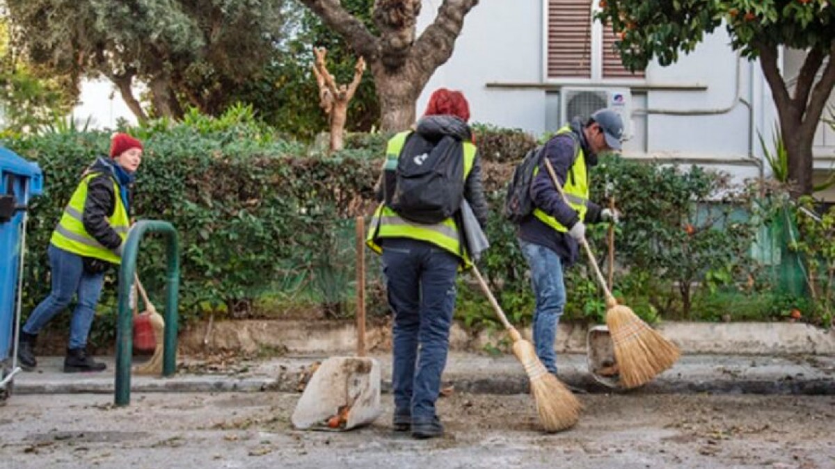 Αληθινοί ήρωες: Οι επαγγελματίες που… δεν καταλαβαίνουν ούτε από καύσωνα και πάνε για το μεροκάματο