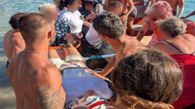 Δονούσα: Λουόμενη τραυματίστηκε σοβαρά από ομπρέλα που εκσφενδονίστηκε από τον άνεμο και κατέληξε στους μηρούς της