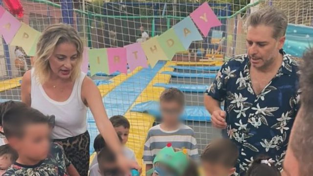 Δροσάκη – Μπουρδούμης: Ο γιος τους έγινε 5 χρονών – Η θεματική τούρτα και οι σούπερ ήρωες ηθοποιοί