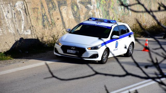 Μάνδρα: Οδηγός φορτηγού τραυμάτισε συνάδελφό του με σκεπάρνι για τη σειρά στο… ξεφόρτωμα