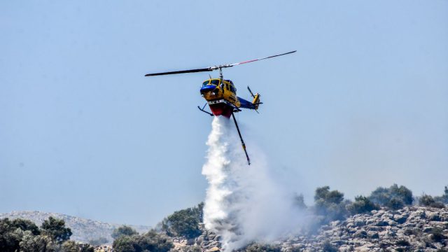 Συναγερμός για φωτιά στα Κύθηρα: Εκκενώνεται η παραλία Μελιδόνι – Στάλθηκε 112
