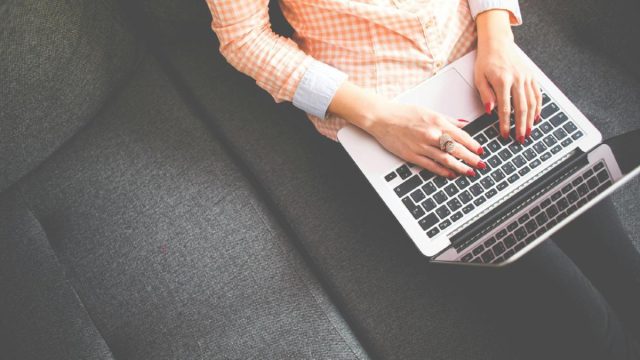 Χωρίς να κάνετε… τίποτα: Καταιγισμός αιτήσεων για το επίδομα των …100 ευρώ