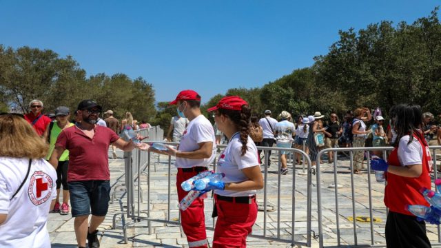 Ελληνικός Ερυθρός Σταυρός: Δίνει συμβουλές για προστασία από τον καύσωνα
