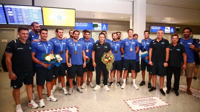 Θερμή υποδοχή για τους «χάλκινους» της Εθνικής πόλο ανδρών στην Αθήνα –  Το 5ο παγκόσμιο μετάλλιο της Ελλάδας