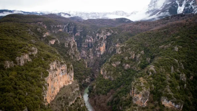 Έχασε τη ζωή της η  τουρίστρια που έπεσε στο Φαράγγι του Βίκου από 40 μέτρα