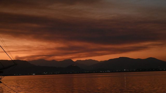 Φωτιά στον Φενεό Κορινθίας: Βελτιωμένη η εικόνα – Κακουργηματική δίωξη στους συλληφθέντες και στο νοσοκομείο δύο πυροσβέστες