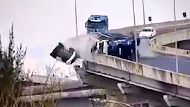 Βραζιλία: Ανετράπη φορτηγό που μετέφερε ολοκαίνουργια αυτοκίνητα