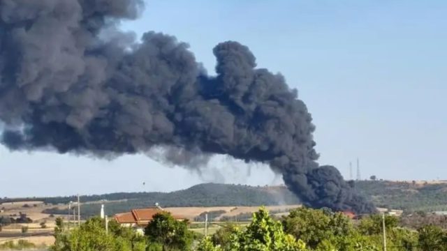 Συναγερμός στην Αλεξανδρούπολη για φωτιά σε βιοτεχνία ανακύκλωσης – «Κλείστε πόρτες και παράθυρα»