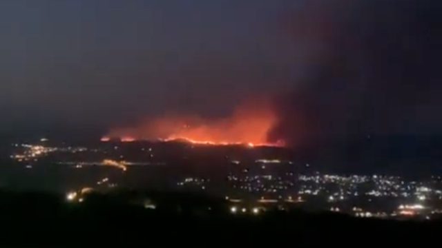 Μαίνεται φωτιά στην Άσσηρο Θεσσαλονίκης – Μέχρι την παλιά εθνική οδό οι φλόγες