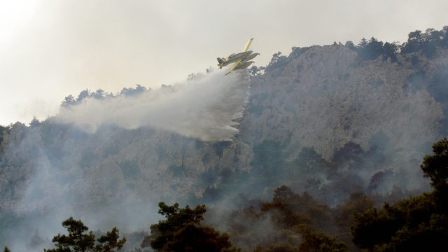 Φωτιά στην Τρίπολη: Μήνυμα από το 112 για εκκένωση – Σηκώθηκαν εναέρια