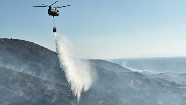 Φωτιά στη Ροδόπη: Στη μάχη και τα εναέρια μέσα
