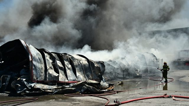 Έκτακτα μέτρα για τους μαύρους καπνούς από τη μεγάλη φωτιά στο εργοστάσιο στην Αυλίδα