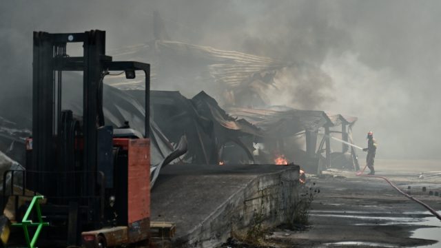 Κάηκε ολοσχερώς το εργοστάσιο πλαστικών στη Ριτσώνα: Λύγισαν οι λαμαρίνες, υποχώρησε η στέγη
