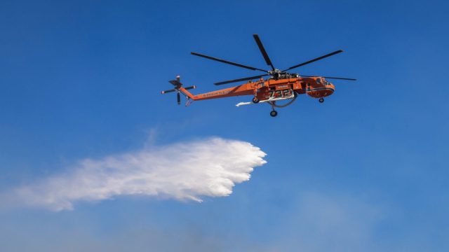 Φωτιά στα Γρεβενά – Επιχειρούν εναέρια μέσα