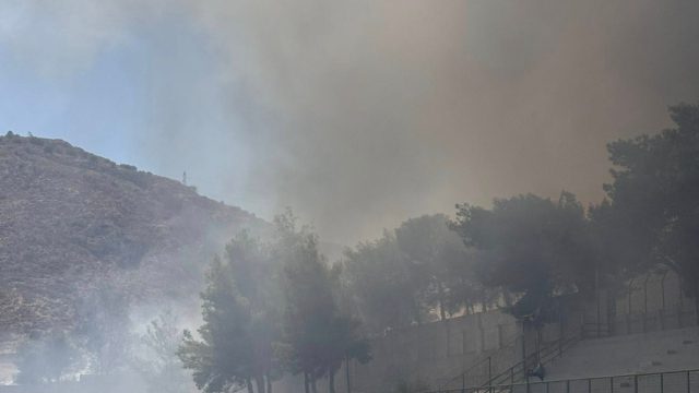 Νέα φωτιά στην Αττική: Επίγεια και εναέρια μέσα στο Κερατσίνι