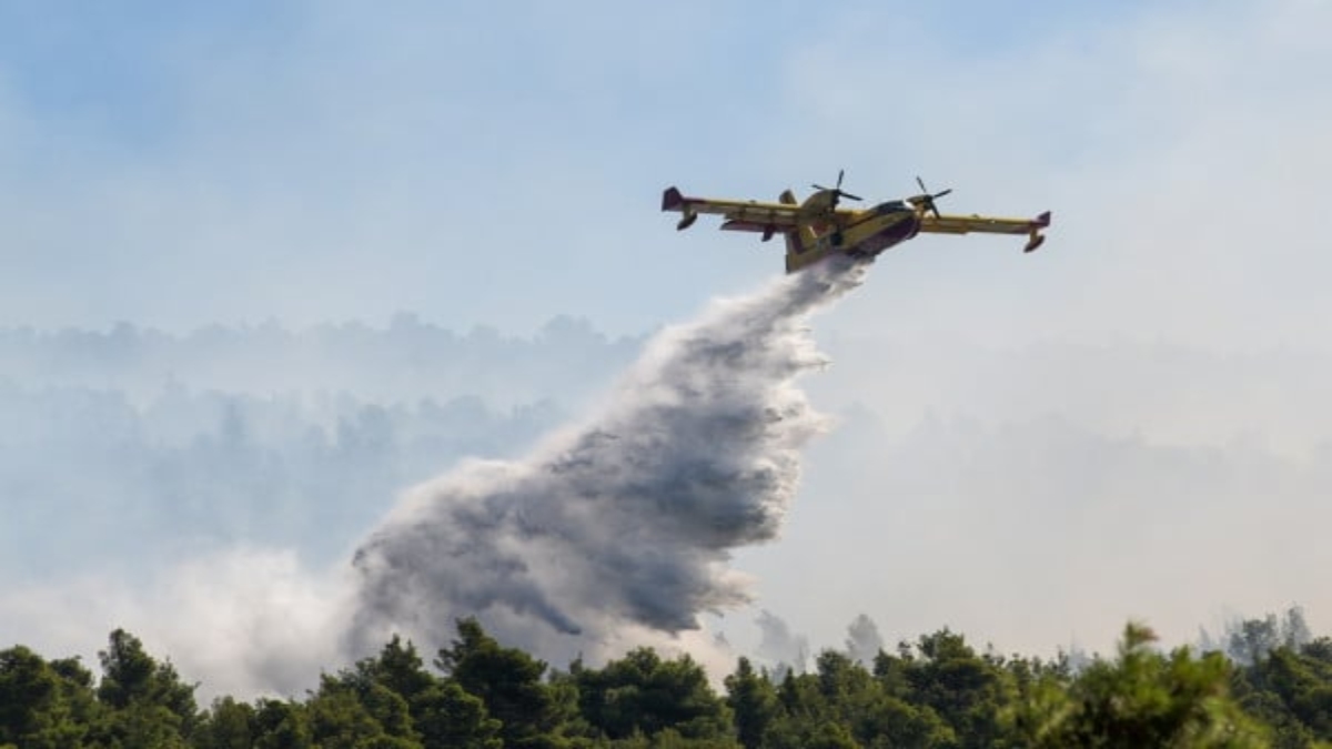 Φωτιά στην Κορινθία: Ενισχύθηκαν οι πυροσβεστικές δυνάμεις