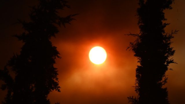 Φωτιά στην Κορινθία: Δύο προσαγωγές για την πυρκαγιά που μαίνεται – Πιθανότητα να ξεκίνησε από εργασίες για ρέιβ πάρτι