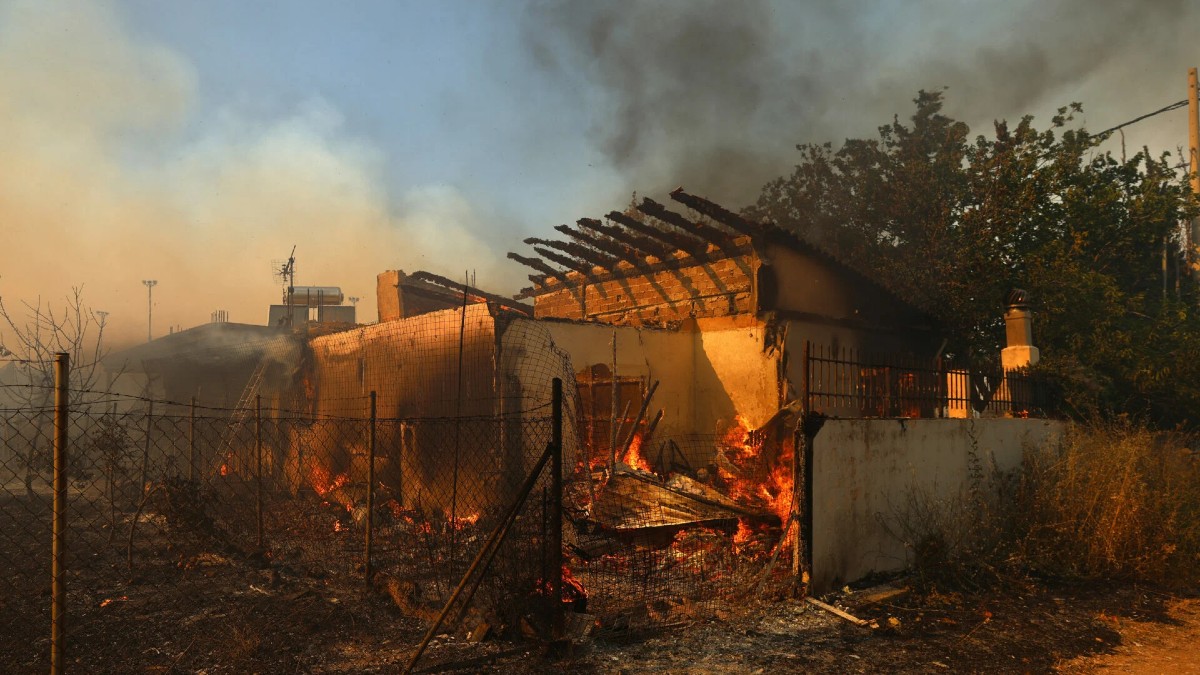 Σε επιφυλακή για την φωτιά στο Κρυονέρι: Φοβούνται το πλιάτσικο στα καμένα σπίτια