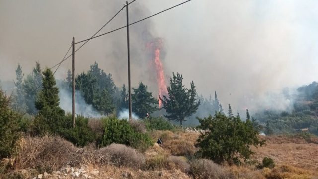 Ανεξέλεγκτη η πυρκαγιά στα Κύθηρα: Η αλλαγή του ανέμου απειλεί νέες περιοχές