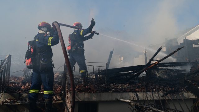 Πύρινος εφιάλτης σε Πικέρμι – Σπάτα: Κάηκαν σπίτια, εγκλωβίστηκαν άνθρωποι – Κλειστό το λιμάνι Ραφήνας