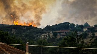 Συνεχίζεται ο πύρινος εφιάλτης στην Κορινθία: Η φωτιά έκαψε σπίτια στην Καστανιά