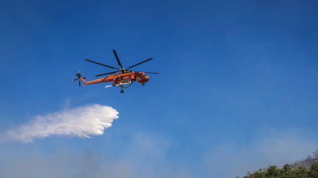 Φωτιά στη Δράμα: Επιχειρούν 25 πυροσβέστες και τέσσερα εναέρια μέσα