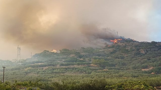 Μεγάλη φωτιά στην Ιεράπετρα: Εκκενώνονται οικισμοί, απειλούνται ξενοδοχειακές μονάδες – Μήνυμα από το 112