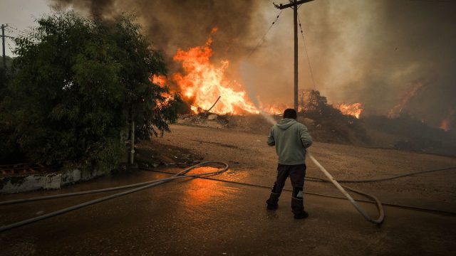 «Αν δεν έρθουν εναέρια μέσα θα καούμε»: Δραματική έκκληση από τον Αντιδήμαρχο Κυθήρων για την πυρκαγιά