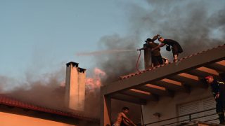 Μάχη με τις φλόγες στην χώρα: Αναμένονται έξι πυροσβεστικά αεροπλάνα από την Ε.Ε.