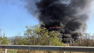 Μαίνεται η πυρκαγιά στο εργοστάσιο πλαστικών στη Ριτσώνα – Μήνυμα από το 112 στους κατοίκους για επικίνδυνους καπνούς
