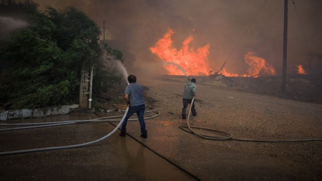 Μάχη με τις φλόγες στην Εύβοια: Τραυματίστηκαν τέσσερις πυροσβέστες – Εκκλήσεις για ενίσχυση από αέρος