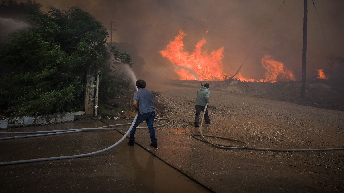 Μάχη με τις φλόγες στην Εύβοια: Τραυματίστηκαν τέσσερις πυροσβέστες – Εκκλήσεις για ενίσχυση από αέρος