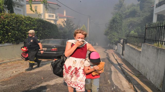 Πύρινη λαίλαπα στις Αφίδνες: Καίγονται σπίτια και αυτοκίνητα, εκκενώνονται Δροσοπηγή και Κρυονέρι