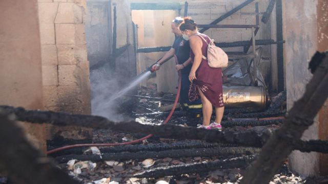 Εικόνες απόλυτης καταστροφής στο Κρυονέρι: Καμένες ζωές, κατεστραμμένα σπίτια και μια κοινωνία που μετρά πληγές