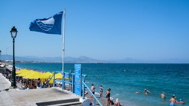 Αφαιρέθηκε η γαλάζια σημαία από 12 παραλίες: Ο λόγος πίσω από την απόφαση