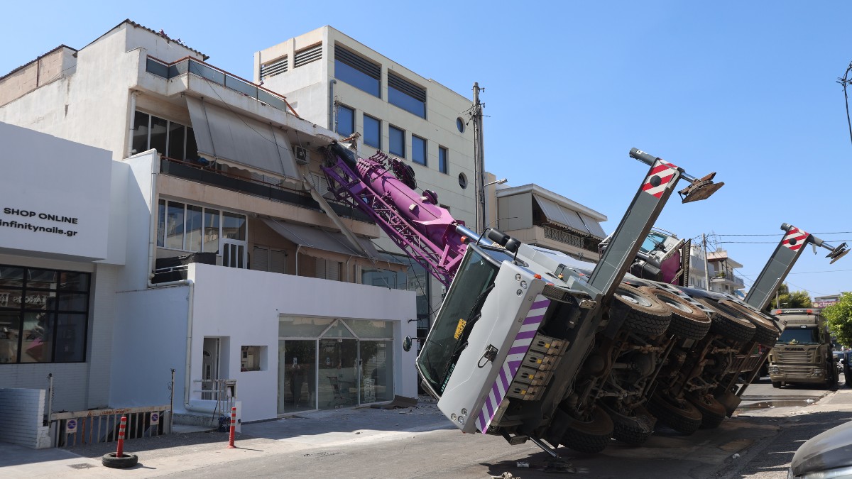 Περιστέρι: Η εξήγηση πίσω από το ατύχημα με τον γερανό – Πώς έπεσε πάνω στην πολυκατοικία