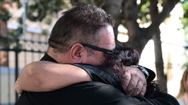 Σφιχτή αγκαλιά από τους γονείς της Κυριακής Γρίβα – «Δικαιώθηκε το παιδί μου, αύριο θα πάω στο μνήμα της με γλυκά»